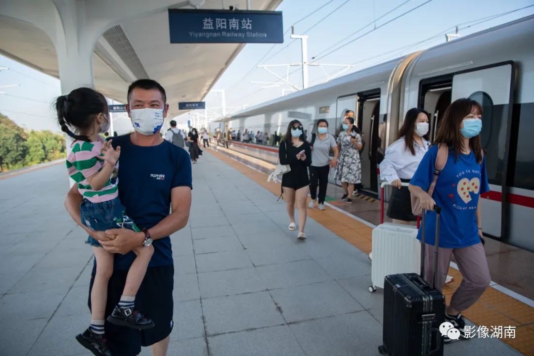 9月6日7點31分,首發g6518次列車到達益陽南站,乘客們有序下車.