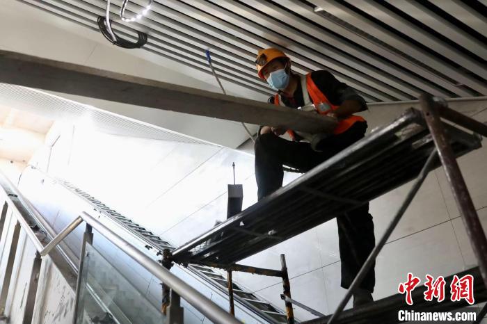 图为施工人员在北京地铁16号线富丰桥站内作业。 <a target='_blank' href='/'>中新社</a> 易海菲 摄