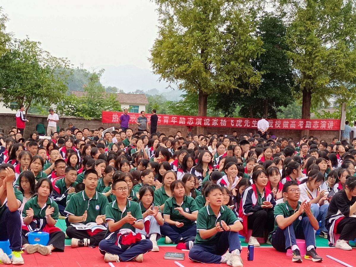 法制进校园，安全伴成长 桑植县贺龙中学举行“利剑护蕾”普法专题讲座