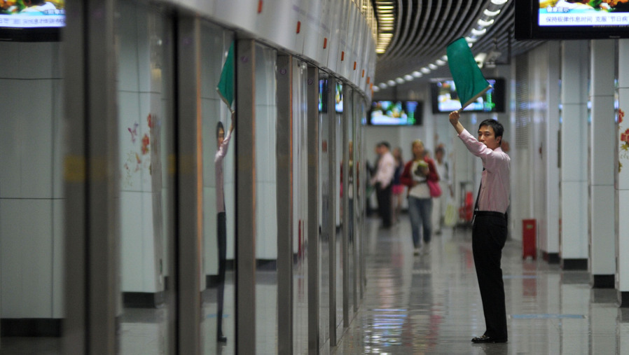 久违的1100万人次，上海地铁再现这项数据，显示城市活力正快速回升