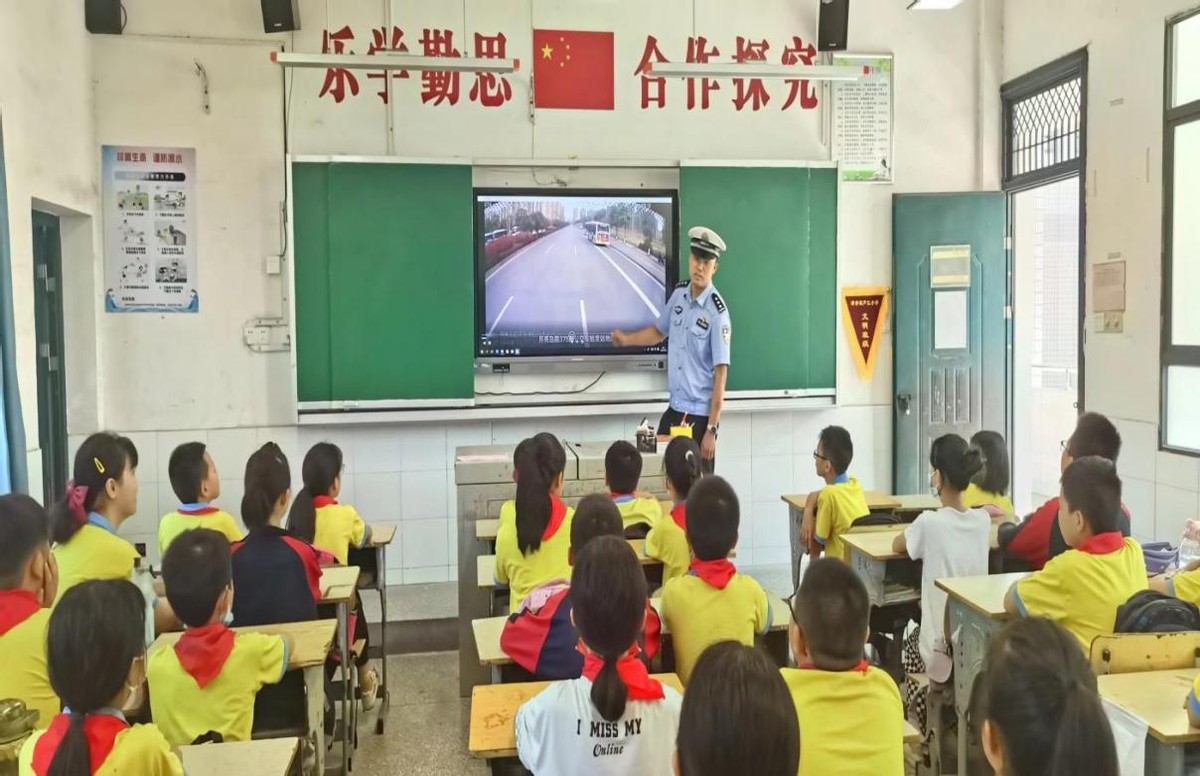 望城区公安局赴靖港镇芦江小学开展安全教育专题讲座志愿活动