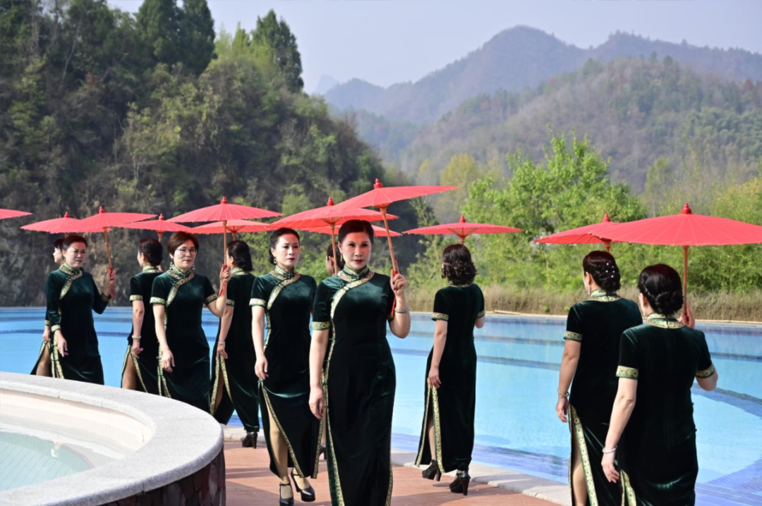 喜迎旅发盛会 茅岩河心形温泉上演旗袍秀