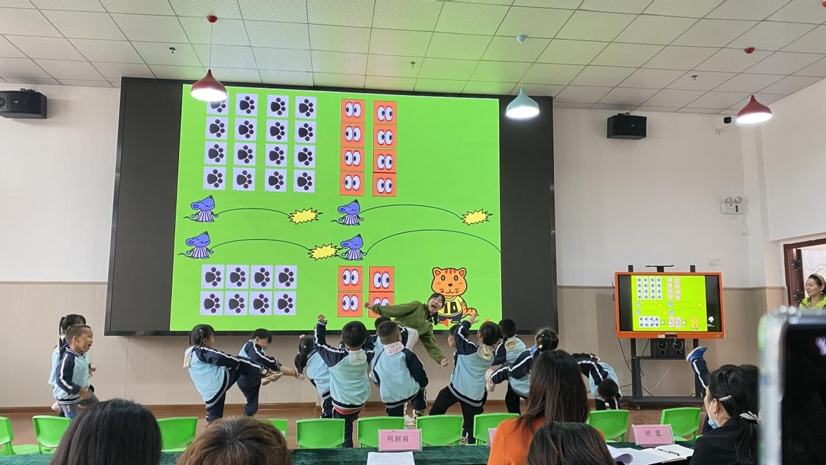 ▲中班科学活动《动物运动会》 课后，两位执教老师从设计思路、活动目