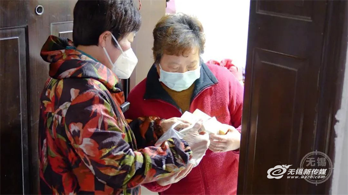 江苏无锡：邻里互助见真情 同心抗“疫”暖人心 - 华声在线