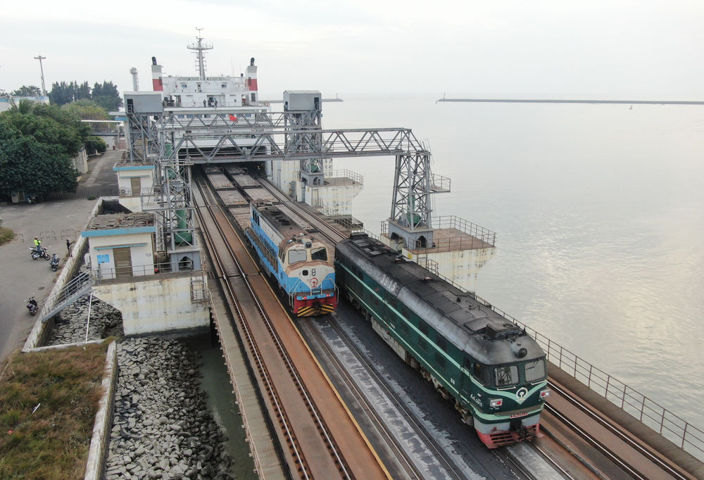 团圆新春路跨越海峡奔赴温暖琼州海峡海上列车春运见闻