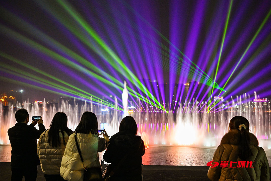 沅陵龙舟广场水景灯光秀惊艳亮相-新湖南