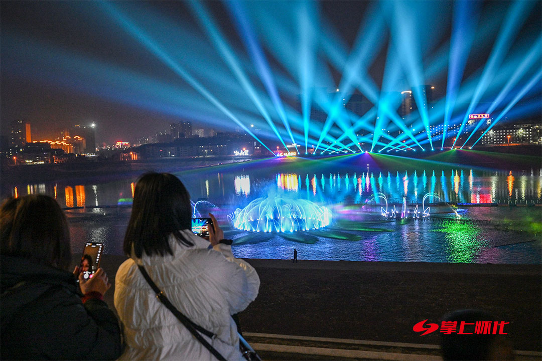沅陵龙舟广场水景灯光秀惊艳亮相-新湖南