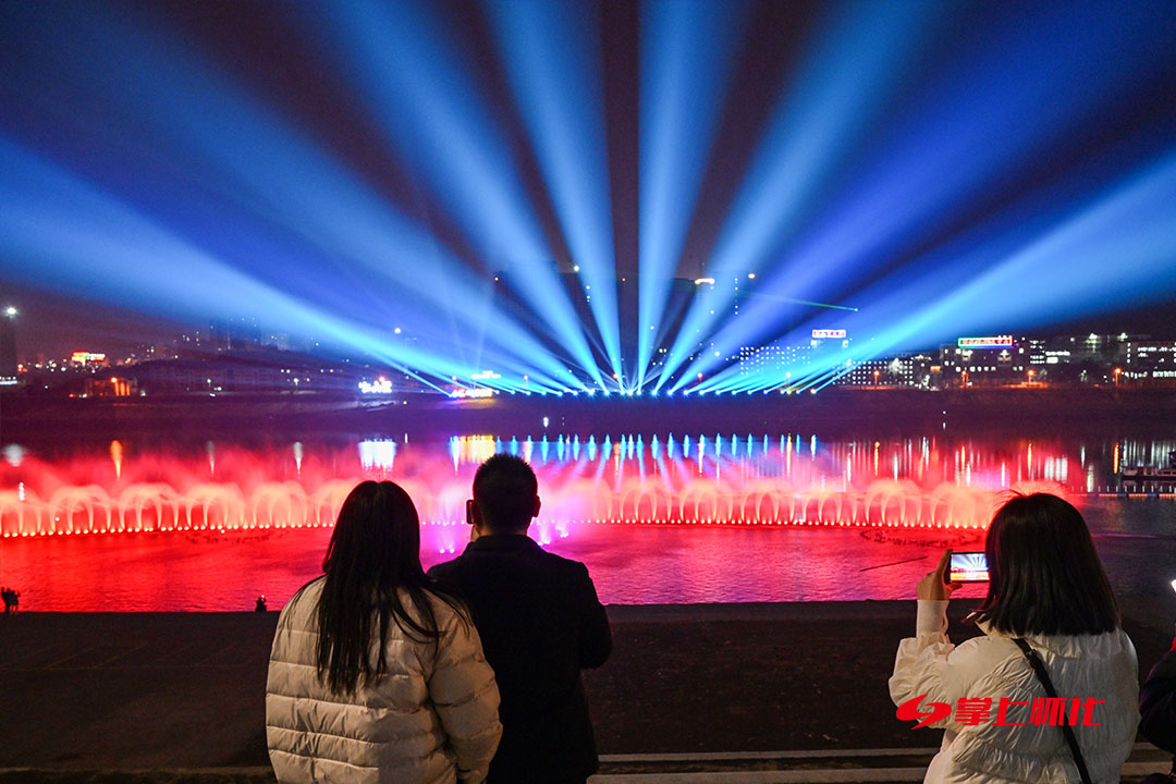 沅陵龙舟广场水景灯光秀惊艳亮相-新湖南