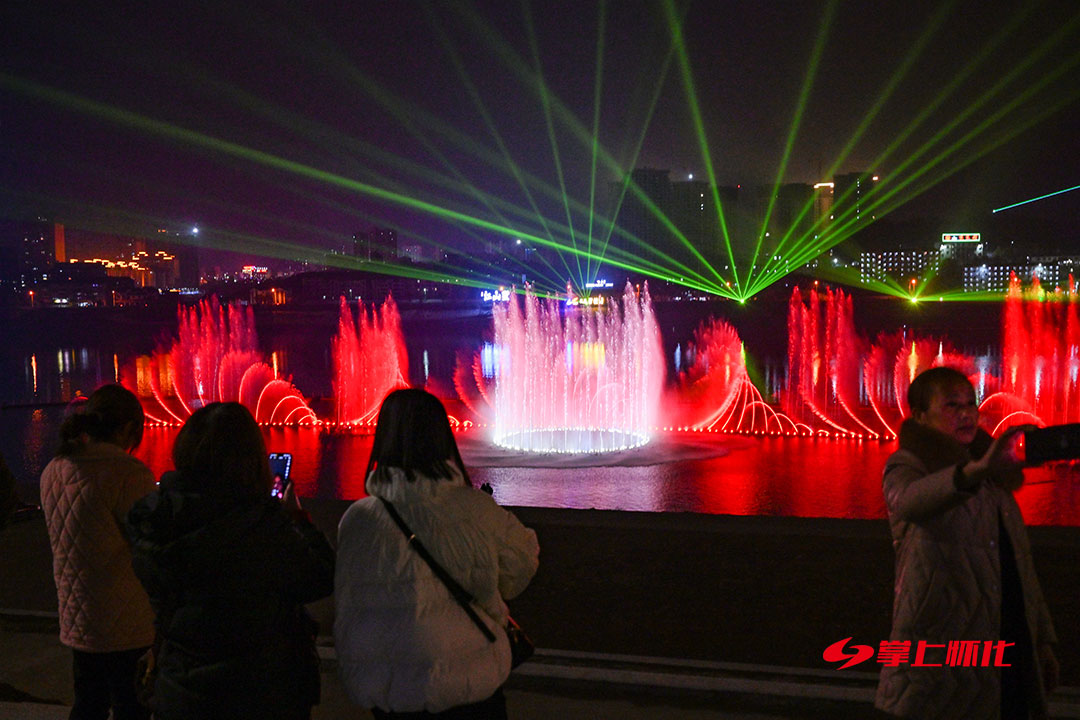 沅陵龙舟广场水景灯光秀惊艳亮相-新湖南