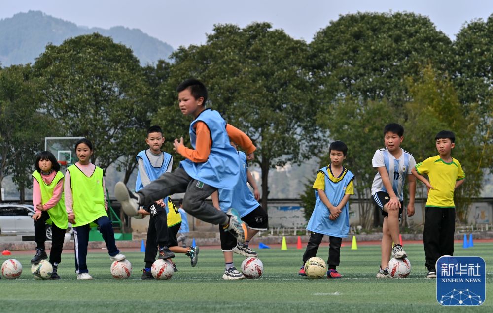 学生转换教师教足球吗,学生转换教师教足球吗视频
