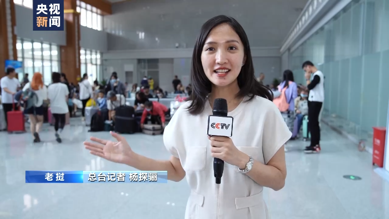 华声在线>看点>正文总台记者  杨探骊:我现在是在位于中老边境老挝