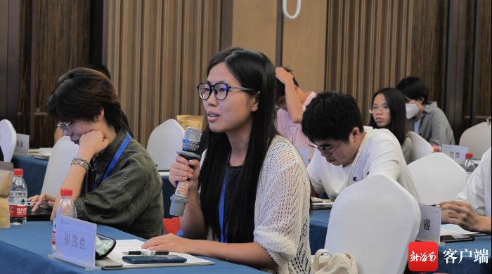 第十六届中国·星星大学生诗歌夏令营营员聆听专题讲座 与知名作家诗人对话