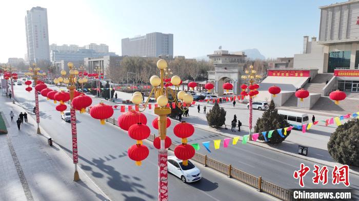 新疆阿图什:“挂灯笼 置年货” 大街小巷年味浓 - 华声在线