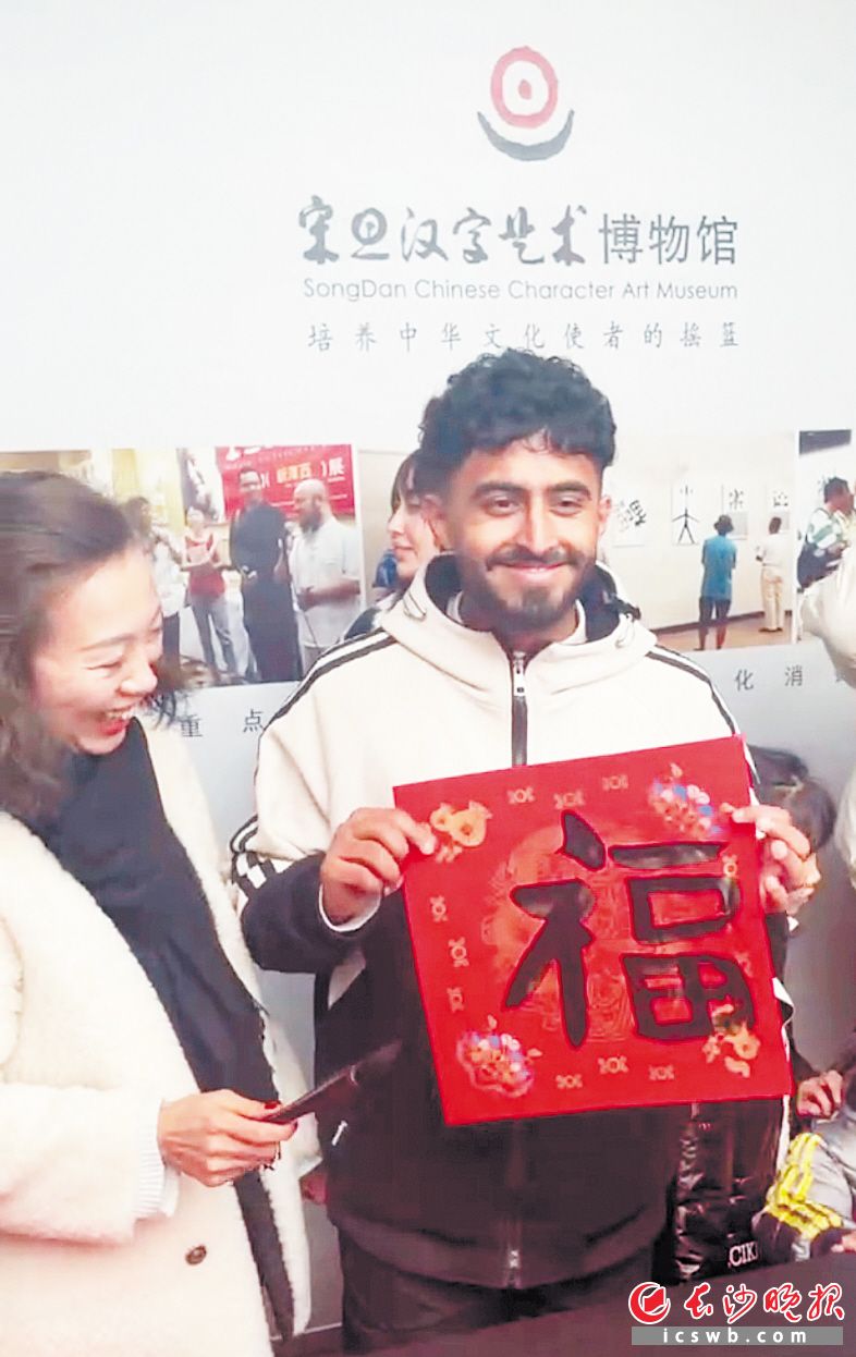包饺子吃火锅，体验中国年味 在长沙过春节，留学生大喊“过瘾”