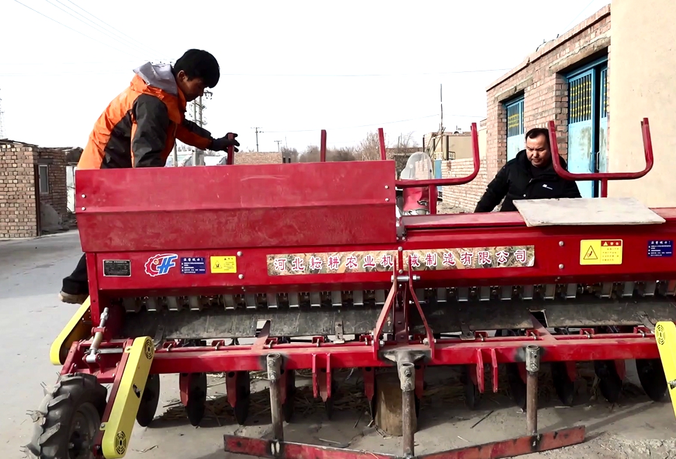 春灌施肥育苗检修天山南北备耕忙