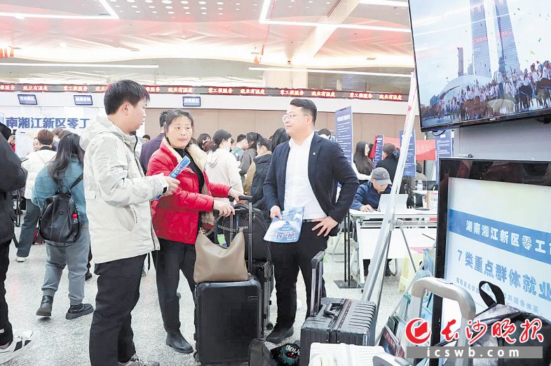 的陈牧云结束一天的工作,回家打开电脑,从hr转变为一名卡通头像画师