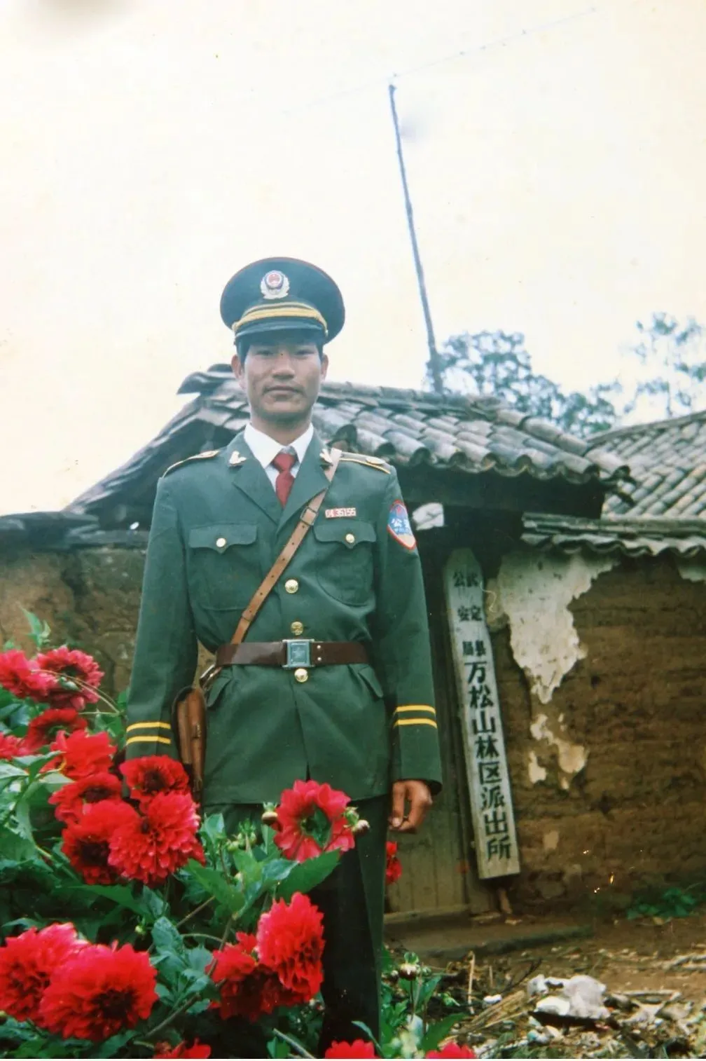 曾经偷穿爸爸警服的小女孩,把荣誉证书带到了父亲墓前 - 看点 - 华声