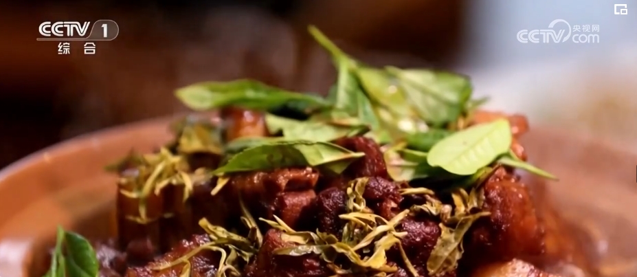 虾仁浸染满满茶香,还有毛峰天妇罗,毛峰刀板香……一道道春茶唱主角的