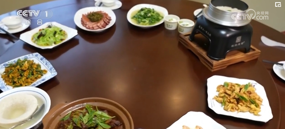 虾仁浸染满满茶香,还有毛峰天妇罗,毛峰刀板香……一道道春茶唱主角的