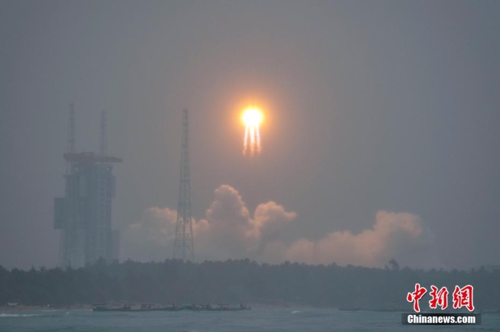 图为嫦娥六号探测器由长征五号遥八运载火箭在中国文昌航天发射场成功发射。<a target='_blank' href='/' >中新网</a>记者 骆云飞 摄