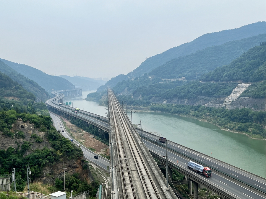 是西成高铁四川段的控制性工程,为目前国内最大跨度无砟轨道的高速