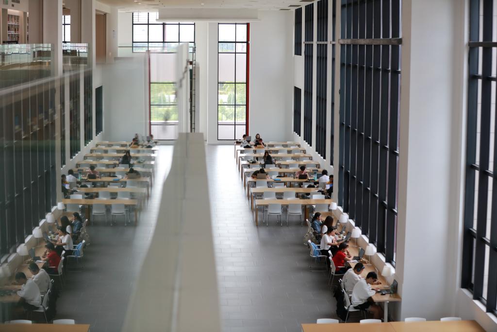 5月26日在厦门大学马来西亚分校拍摄的图书馆内部场景.