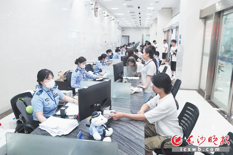 "赶夜场"办证951人如愿 - 三湘万象 - 湖南在线 - 华声在线