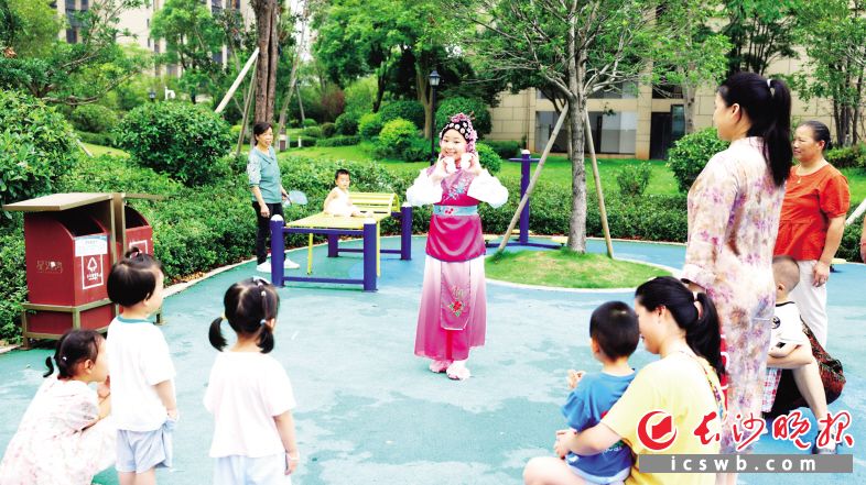 长沙9岁女孩自学“打杯子”绝活，花鼓戏里唱安全