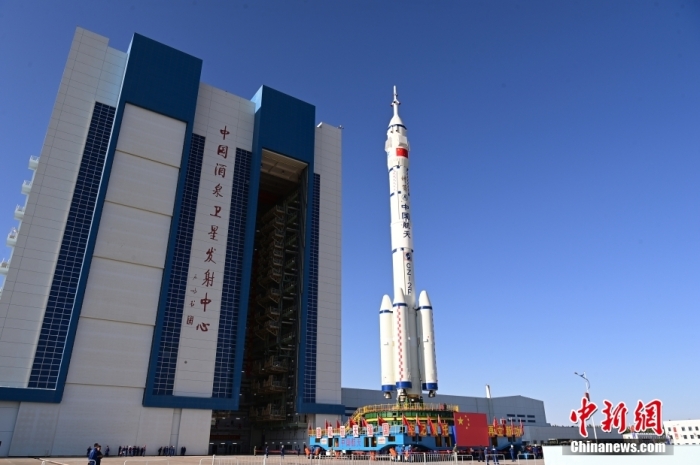 神舟十九号船箭组合体转运至发射区 计划近日择机实施发射 - 国内动态 - 华声新闻