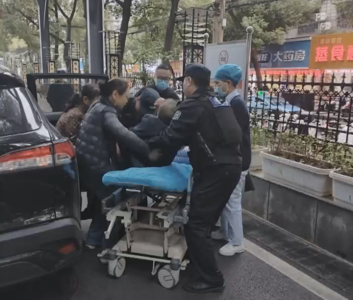 男子突发脑梗，雨湖警方上演“极速救援”！