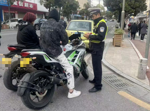 违章抓出案中案，交警：买一送一？