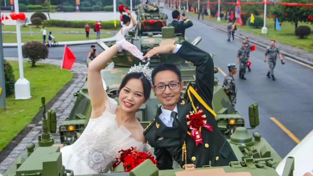 少校飞行员嫁给陆航上尉!战友:怎么追到的?