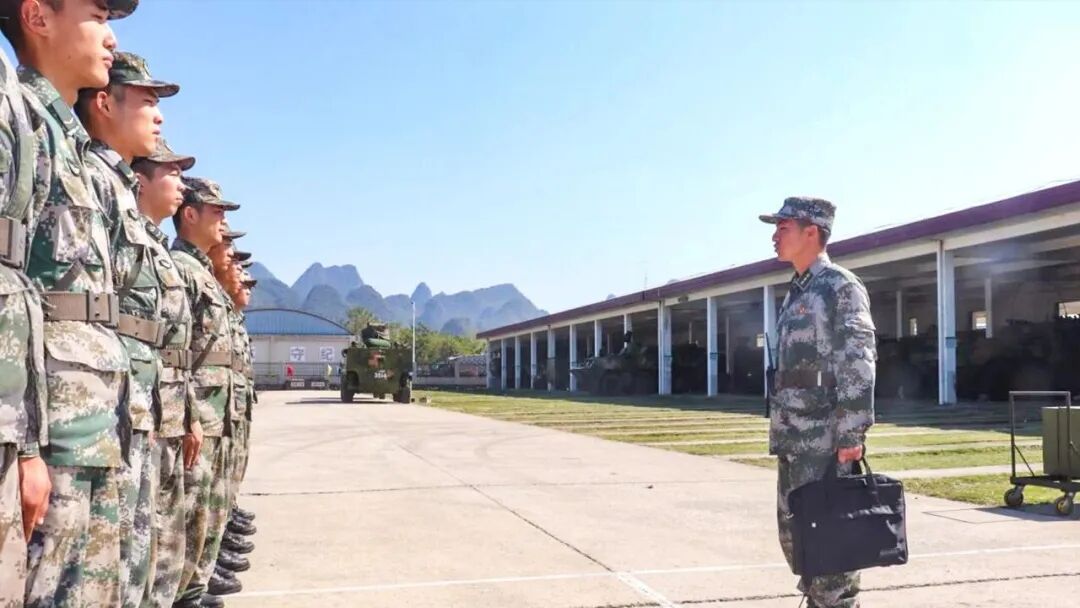 少校飞行员嫁给陆航上尉!战友:怎么追到的?