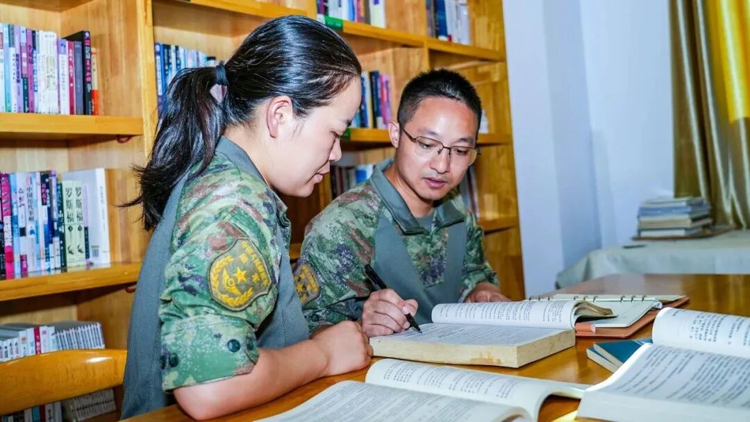 少校飞行员嫁给陆航上尉!战友:怎么追到的?