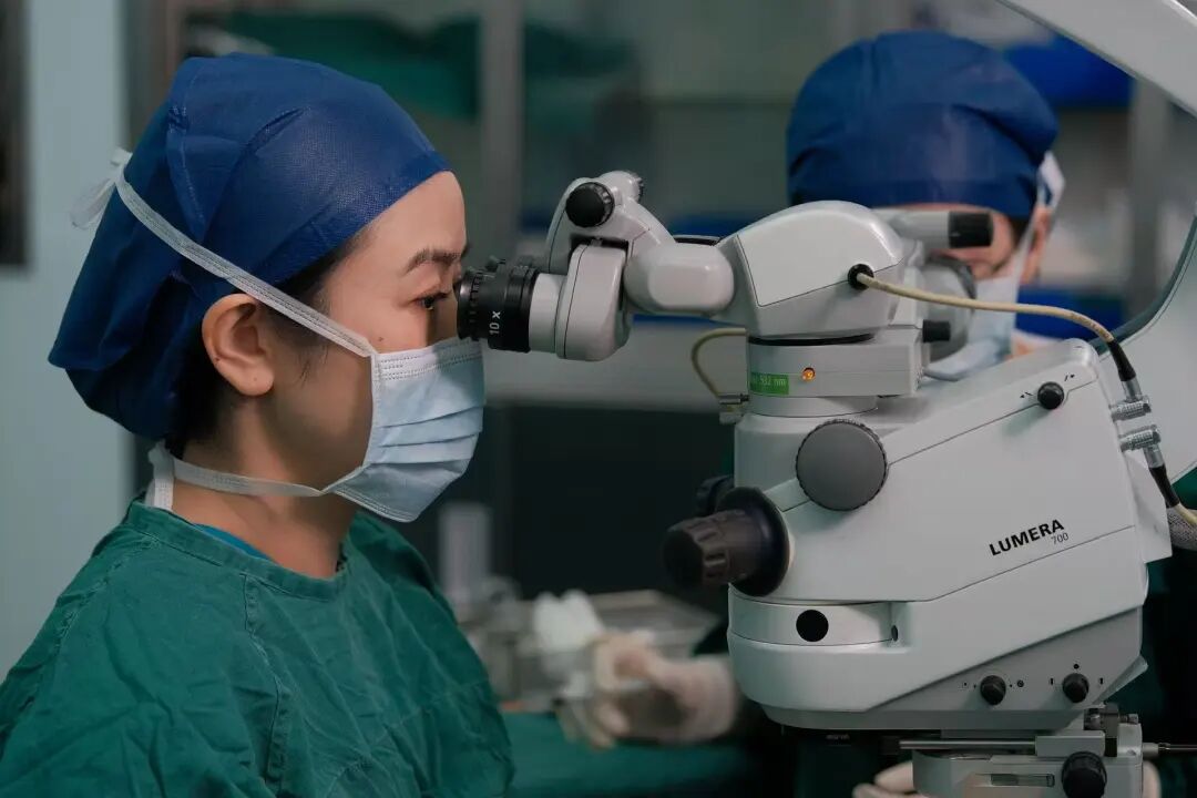 “再晚点就瞎了”!连续三天熬夜赶PPT,30岁男子“眼睛里好像有水在晃”,医生提醒:已致“眼中风”,出现预警信号要立即就医