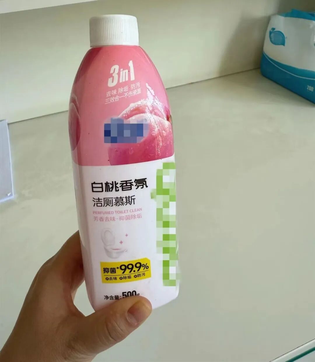 云南一老人替孙子尝“白桃饮料”后口腔食道灼烧，仔细一看竟是洁厕慕斯，被紧急送医洗胃