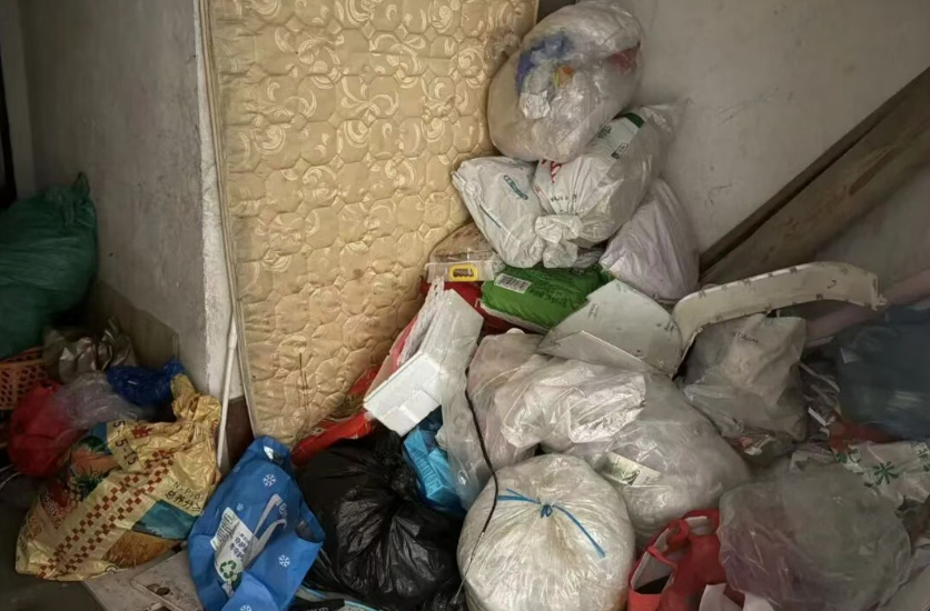老人在家里囤积大量废品,夫妻都因肺部感染住院!儿子无奈“举报”求“上门教育”