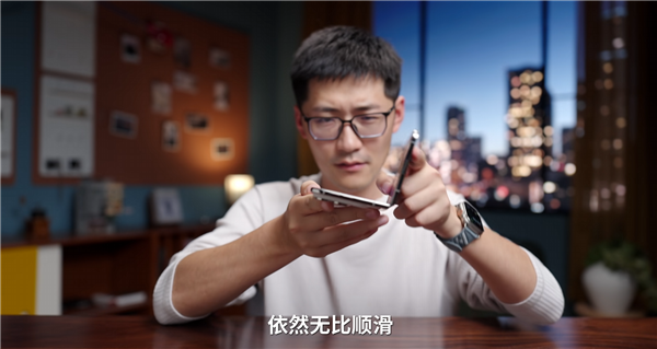 影视飓风、何同学等测评iPhone Duo：在模拟折叠3000次后，折痕明显加深；不用担心坐弯或者坐断；还有很多应用未适配，高负载下发热明显