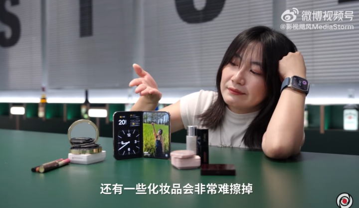 影视飓风、何同学等测评iPhone Duo：在模拟折叠3000次后，折痕明显加深；不用担心坐弯或者坐断；还有很多应用未适配，高负载下发热明显